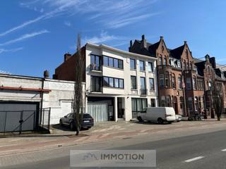 Gelegen in de Minister Liebaertlaan 20 te Kortrijk met parking voor de deur, beschikt dit pand over ongeveer 180 m² handelsruimte. Bijkomend is...