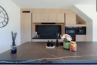 <h2><span>In de Heikantstraat 20 in Laakdal bevindt zich deze recente en perfect onderhouden halfopen bebouwing uit 2024.</span></h2>
De woning is gelegen in een rustige en kindvriendelijke straat in een aangename residentiële buurt. In de directe omgeving bevindt zich een pleintje, wat deze locatie aantrekkelijk maakt voor gezinnen. Tegelijk ben je op enkele minuten aan verbindingswegen zoals de E313 richting Hasselt en Antwerpen.<br /><br />Deze moderne woning in Laakdal combineert hoogwaardige materialen met een uitstekende energiezuinigheid. De woning behaalt een energiezuinige EPC-score A (E-peil 28) dankzij onder andere zonnepanelen en een warmtepomp met vloerverwarming.<br /><br />Bij het betreden van de woning kom je in de inkomhal met ingemaakte vestiairekast en apart gastentoilet. Van hieruit heb je ook toegang de berging waar zich de technische installaties bevinden. De woning opent zich vervolgens naar een lichtrijke leefruimte, waar grote raampartijen zorgen voor veel lichtinval.<br />De open keuken met eiland is afgewerkt met hoogwaardige materialen, waaronder een keramisch werkblad en is volledig uitgerust met toestellen zoals een inductiekookplaat, oven, combi-oven, ingebouwde koffiemachine, koelkast, diepvries en vaatwasser. <br />De zithoek is afgewerkt met parketvloer, wat een warme en gezellige sfeer creëert.<br /><br />Op de eerste verdieping bevinden zich drie slaapkamers, waarvan één ruime masterbedroom met ingemaakt kast. De badkamer beschikt over een dubbele lavabo, spiegelkast en een inloopdouche. Daarnaast is er nog een tweede apart toilet op de verdieping.<br /><br />Buiten geniet je van een recent aangelegde tuin met terras en grasmatten. Daarnaast beschikt de woning over een carport met laadpaal.<br /><br /><strong>Troeven van deze woning in Laakdal:</strong>
<ul>
<li>14 zonnepanelen</li>
<li>Warmtepomp met vloerverwarming</li>
<li>Elektriciteit conform</li>
<li>Onderhoudsvriendelijke zuidgerichte tuin</li>
<li>Volledig geschilderd en instapklaar</li>
<li>Gordijnen op maat inbegrepen</li>
<li>Alarm- en camerasysteem </li>
<li>Buitenverlichting </li>
<li>Rustige buurt in Laakdal</li>
<li>EPC A</li>
<li>Parketvloeren en eiken trap</li>
</ul>
Interesse in deze prachtige, volldig afgewerkte woning te koop in Laakdal? Contacteer ons via lize@optie-m.be of 0468 21 87 49 voor meer informatie of een bezoek.<br />Prijs onder registratierechten<br /><br />Wil je weten wat jouw woning waard is? Contacteer ons gerust voor een gratis schatting.<br />Extra informatie: VG / WG / GMO / GVKR/ VV