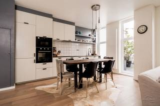 <p><span>Wegens de vele aanvragen zijn alle bezoeken volzet. Wij contacteren u enkel indien het pand na dit weekend nog beschikbaar is. </span></p><p><span>Duplex appartement met loftkarakter in historisch gebouw in het oude centrum</span></p><p><span>Dit duplex appartement met loftkarakter is gelegen in een authentiek gebouw uit </span><span>1836</span><span>, een voormalige suikerraffinaderij waarvan de </span><span>neoclassicistische gevel</span><span> bewaard is gebleven. Het appartement bevindt zich </span><span>rustig aan de achterzijde</span><span> van het gebouw en is gelegen in het </span><span>oude centrum</span><span>, in de </span><span>Venusstraat</span><span>, een charmante straat met tal van historische gebouwen.</span></p><p><span>Het appartement strekt zich uit over het </span><span>gelijkvloers en de eerste verdieping</span><span> en beschikt over een </span><span>efficiënte en functionele indeling</span><span>. Via de </span><span>gepantserde inkomdeur</span><span> komt u binnen in de leefruimte met </span><span>open keuken</span><span> en directe toegang tot het </span><span>terras</span><span>. Het terras ligt op een </span><span>gezamenlijke binnenkoer</span><span>, die gedeeld wordt met de buren en visueel is afgescheiden door beplanting. De </span><span>keuken werd twee jaar geleden vernieuwd</span><span>.</span></p><p><span>De trap in de leefruimte leidt naar de bovenverdieping met een hal die toegang geeft tot een </span><span>apart toilet</span><span>, een </span><span>badkamer met douche en lavabo</span><span>, en </span><span>twee slaapkamers</span><span>. De master bedroom beschikt over een </span><span>kleine dressing</span><span>.</span></p><p><span>Daarnaast is er in de </span><span>kelder</span><span> nog een </span><span>private bergruimte</span><span> en fietsenstalling.</span></p><p><span>Dankzij de </span><span>centrale ligging</span><span> bevindt het appartement zich op </span><span>loopafstand van openbaar vervoer, universiteiten en hogescholen</span><span>, evenals het </span><span>MAS, de haven en het historische stadscentrum</span><span>.</span></p><p><span>Een karaktervol en praktisch ingericht duplex appartement met loftgevoel, rustig gelegen in het historische hart van de stad.</span></p>