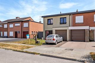 <p>Welkom in de Kollegelaan 45 te Harelbeke, een halfopen woning met een praktische indeling, conforme elektriciteit en een aangename ligging op korte afstand van De Gavers. Deze woning vormt een interessante opportuniteit voor wie op zoek is naar een solide woning met 3 slaapkamers, garage en een goede basis om verder naar eigen smaak in te richten.</p><p>Bij het betreden van de woning ontdekt u een functionele woonst met heel wat mogelijkheden. De woning beschikt over 3 slaapkamers, 1 badkamer en 2 toiletten, waardoor ze een praktische indeling biedt voor gezinnen, starters of kopers die graag voldoende ruimte wensen.</p><p>De ligging is zonder twijfel een grote meerwaarde. De woning bevindt zich in een aangename woonomgeving in Harelbeke, vlak bij De Gavers, waar u kan genieten van natuur, wandelmogelijkheden en ontspanning. Tegelijk blijft u vlot verbonden met het centrum, winkels, scholen, openbaar vervoer en belangrijke invalswegen.</p><p>Troeven: elektriciteit conform, gunstig EPC-label, garage en uiteraard de locatie!</p><p>Voor meer info of een bezoek mail naar info@property-vastgoed.be of bel 056 96 08 00.</p>