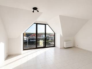 mooi dakappartement in hartje Diksmuide<br />op wandelafstand van de Grote Markt<br />nabij winkels, scholen, sportaccommodatie, e.d.<br /><br />netjes onderhouden<br />gelegen op de 3de verdieping, lift aanwezig<br />appartement van 70 m² en balkon van 2 m²<br /><br />omvattende een ruime inkom-/nachthal, mooie en klare living, ingerichte keuken met aansluitend een ruime berging, ingerichte badkamer, apart toilet, 2 volwaardige slaapkamers en balkon<br /><br />met mogelijkheid tot het bijkopen van een garage