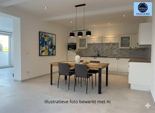 ZEER RUIME WONING MET 4 SLAAPKAMERS EN 2 GARAGESRichtprijs : 375.000 euro Deze volledig gerenoveerde woning( vernieuwd dak, keuken, badkamer,...