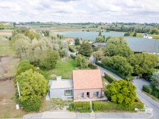 BEZOEKDAG OP 26.09 – ENKEL OP AFSPRAAK<br /><br />Op een uiterst rustige en groene ligging in Hooglede vinden we deze ruime woning op een uitzonderlijk perceel van maar liefst 3.770 m². Een eigendom waar ruimte, rust en privacy centraal staan en waar u bovendien nog volop de mogelijkheid heeft om de verdere afwerking volledig naar eigen smaak te bepalen.<br /><br />De belangrijkste ruwbouwwerken en technische voorzieningen werden reeds uitgevoerd. Zo beschikt de woning onder meer over een nieuw dak, lucht-waterwarmtepomp met vloerverwarming, ventilatiesysteem, hoogrendementsglas met aluminium schrijnwerk en voldoende isolatie volgens de huidige normen. Ook het sanitair en de nodige technische voorzieningen werden reeds voorzien.<br /><br />De woning dient voornamelijk nog verder afgewerkt en ingericht te worden. Ook aan de buitenschil is nog verdere afwerking te voorzien.<br /><br />Binnenkomen doen we via de centrale inkomhal met apart toilet. Vervolgens komen we in de ruime, open leefruimte waar de keuken en zithoek mooi in elkaar overvloeien. Dankzij de grote raampartijen geniet u vanuit de leefruimte van een prachtig zicht op de tuin en het omliggende groen.<br /><br />De volledig ingerichte keuken beschikt over alle nodige keukentoestellen. Verder is er toegang tot de kelder en een praktische wasberging, die aansluit op de eerste badkamer met inloopdouche en lavabomeubel.<br /><br />Op de verdieping bevinden zich de masterbedroom alsook de tweede en derde slaapkamer, beide voorzien van een handige mezanine. Daarnaast is er ruimte voor een tweede badkamer, waarbij alle technische voorzieningen reeds klaarliggen. De verdere inrichting hiervan kunt u volledig naar eigen wensen bepalen.<br /><br />Ook buiten biedt dit eigendom heel wat mogelijkheden. Het ruime perceel zorgt voor veel groen, rust en privacy. Bovendien werden reeds vergunningen afgeleverd voor het plaatsen van een dubbele carport en een tuinberging met garage, samen goed voor ongeveer 100 m² extra binnenruimte.<br /><br />Voor meer informatie of een bezoek, contacteer ons via axel@immofrancois.be of 0471/45.29.95.<br /><br />