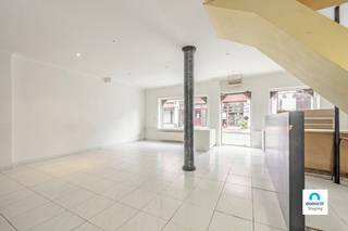 <strong>TOPLIGGING</strong> Ruime handelswoning met woonst en polyvalente ruimte in het centrum<br /><br />Deze ruime handelswoning met woonst biedt een <strong>unieke combinatie van wonen en werken</strong> op een centrale ligging in het stadscentrum. Dankzij de grote polyvalente<strong> handelsruimte van ca. 60 m² </strong>geniet u hier van tal van mogelijkheden voor winkel, kantoor, praktijk, showroom of vrij beroep. De grote raampartijen zorgen voor een uitstekende visibiliteit en een aangename, lichtrijke werkomgeving.<br /><br />Achter de handelsruimte bevindt zich de <strong>gezellige privéwoonst</strong> met een ruime leefruimte die uitkijkt op de charmante stadstuin. De geïnstalleerde keuken met aansluitende berging biedt alle comfort, terwijl de veranda een extra gezellige leefruimte creëert om in elk seizoen van de tuin te genieten. De tuin beschikt bovendien over bijkomende bergruimtes.<br /><br />Op de eerste verdieping en tweede  bevinden zich vier ruime slaapkamers, een dressingruimte die verder afgewerkt kan worden,  een grote badkamer en extra zolder. <br /><br />De woning is instapklaar mits beperkte opfrissingswerken en biedt een uitstekende basis voor wie wonen en werken wil combineren. Het huidige EPC kan bovendien eenvoudig verbeterd worden door het isoleren van de zolder. (plat dak en dakgoten reeds vernieuwd)<br /><br />Dit pand is onderhevig aan de renovatieverplichting die door de Vlaamse overheid wordt opgelegd voor residentiële gebouwen. Raadpleeg de website van het Vlaams Energie- en Klimaatagentschap via https://www.vlaanderen.be/een-huis-of-appartement-kopen/renovatieverplichting-voor-residentiele-gebouwen. <br /><br /><u>Extra troeven:</u><br />* Centrale commerciële ligging<br />* Handels-/polyvalente ruimte van ca. 60 m²<br />* Combinatie wonen en werken<br />* 4 slaapkamers<br />* Gezellige stadstuin met veranda<br />* Veel bruikbare oppervlakte<br />* extra kunnen er twee afzonderlijke garages worden aangekocht<br /><br />Tal van mogelijkheden voor zelfstandigen, vrije beroepen of handelsactiviteiten<br />Een eigendom boordevol potentieel voor ondernemers die op zoek zijn naar ruimte, zichtbaarheid en comfortabel wonen op één locatie.<br />Bel ons nu op 051/62 40 40 