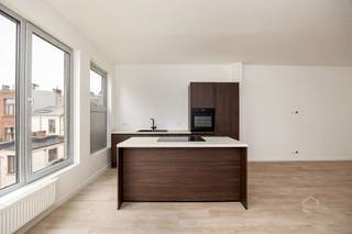 <p>Gerenoveerd appartement met 2 slaapkamers op het Zuid.</p><p>Op een toplocatie in de Grote Beerstraat vindt u dit instapklare appartement waar niets meer aan te doen valt. De volledige renovatie is net afgerond, met nieuwe vloeren, driedubbele beglazing en een vernieuwde elektrische installatie.</p><p>U komt binnen in een aangename leefruimte met open keuken, uitgerust met oven, ingebouwde koelkast en diepvriezer, enkele spoelbak, vaatwasser en inductiekookplaat met geïntegreerde dampkap. Verder beschikt het appartement over 2 slaapkamers, een badkamer, een apart toilet en een afzonderlijke berging met aansluiting voor wasmachine en droogkast.</p><p>Het huidige EPC-label is F. De verkoper voert op eigen kosten nog een volledige dakrenovatie uit, momenteel in afwachting van goedkeuring. Na uitvoering wordt een label van minstens C verwacht. U koopt hier dus een appartement dat energetisch nog aanzienlijk verbetert zonder dat u daar zelf in moet investeren.</p><p>Troeven<br />- Instapklaar, alles is vernieuwd<br />- Driedubbele beglazing voor extra comfort en lager verbruik<br />- Elektrische installatie vernieuwd en gekeurd<br />- Dakrenovatie ten laste van de verkoper<br />- Op wandelafstand van de horeca, winkels en het groen van het Zuid</p><p>Interesse? Contacteer ons voor een bezoek ter plaatse.</p>