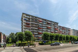 <p><span>Nieuwdreef 129 (6e verd.) - Merksem</span></p><p><span> </span></p><p><span> </span></p><p><span> </span></p><p><span>Instapklaar appartement (97 m²) met 2 slaapkamers, autostaanplaats en 2 terrassen in Merksem</span></p><p><span>In de Nieuwdreef woon je op een centrale locatie, vlak bij de Bredabaan en het Runcvoortpark. Dankzij de uitstekende verbindingen met bus, tram, het velo-deelsysteem en de wagen geniet je hier van een vlotte bereikbaarheid. Ook winkels, supermarkten, scholen en andere voorzieningen bevinden zich op wandel- of fietsafstand.</span></p><p><span>Het appartement bevindt zich op de zesde verdieping van een verzorgd gebouw met negen verdiepingen, waarvan het dak geïsoleerd is. De vaste kosten bedragen €200 per maand en omvatten alle kosten, met uitzondering van de verwarming. De elektriciteit is conform en de aluminium ramen zijn voorzien van dubbele beglazing. Doorheen de jaren werden bovendien verschillende vernieuwingen uitgevoerd, waaronder een nieuwe verwarmingsketel, vernieuwde vloeren en een vernieuwd toilet. Dit alles resulteert in een gunstige EPC-score B, zodat je zonder grote energetische investeringen kan genieten van een comfortabele woonst.</span></p><p><span>Via de veiligheidsdeur kom je binnen in de aparte inkomhal met praktische vestiairekast. Van hieruit bereik je de lichtrijke woonkamer van ongeveer 33 m², die dankzij de grote raampartijen baadt in het natuurlijke licht. Aansluitend bevindt zich de aparte keuken van 11 m², uitgerust met alle hedendaags comfort en voorzien van een handige berging.</span></p><p><span>Vooraan heb je toegang tot het eerste, west-georiënteerde terras van 7 m², waar je heerlijk van de namiddag- en avondzon kan genieten.</span></p><p><span>De nachthal geeft toegang tot een berging/wasplaats van 3 m², een apart gastentoilet en de badkamer van 5 m², uitgerust met een dubbele lavabo en een ligbad/douche. Achteraan bevinden zich twee volwaardige slaapkamers van telkens 15 m². Vanuit één van de slaapkamers bereik je het tweede, oost-georiënteerde terras van 7 m², ideaal om de dag te starten in de ochtendzon.</span></p><p><span>Tot slot beschikt het gebouw over een gemeenschappelijke fietsenstalling en is er een autostaanplaats apart aan te kopen voor €20.000.</span></p><p><span>Ben je op zoek naar een rnstapklaar appartement met twee terrassen en een gunstige energiescore op een centrale locatie? Mis deze kans niet! Bewoonbare opp. 97 m² – ref.: bruto vloeropp. Voor meer info of een gratis schatting surf naar </span><span><span>www.hansimmo.be</span></span></p><p><span> </span></p>