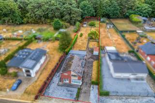 [[ DIT PAND NEEMT DEEL AAN DE ERA OPEN HUIZEN DAG OP 19/9 VAN 9:30 TOT 10:30 ]]
<p><strong>Lummen: open bebouwing met 3 slaapkamers op een ruim perceel van 17a 47ca.</strong></p>

<p>Deze woning is gelegen aan de Veldstraat 14 in Lummen, op een aangename landelijke locatie waar rust en bereikbaarheid perfect samenkomen. De oprit van de autostrade bevindt zich op slechts 5 minuten rijden en winkels, scholen, openbaar vervoer en andere dagelijkse voorzieningen zijn vlot bereikbaar. Ideaal voor wie rustig wil wonen zonder in te boeten aan een centrale ligging.</p>

<p>De woning biedt een ruime en veelzijdige indeling met verschillende mogelijkheden. Naast de gezellige leefruimte beschikt het gelijkvloers over een polyvalente ruimte en veranda. Op de verdieping bevinden zich drie slaapkamers, waarvan één momenteel ingericht is als keuken. Hierdoor leent de woning zich uitstekend voor gezinnen die op zoek zijn naar ruimte en flexibiliteit.</p>

<p><strong>INDELING:</strong></p>

<p><strong>Gelijkvloers:</strong> inkomhal, woonkamer, keuken, polyvalente ruimte, veranda, badkamer en berging.</p>

<p><strong>Eerste verdieping:</strong> nachthal, drie slaapkamers waarvan één momenteel ingericht als keuken, en badkamer.</p>

<p><strong>Buiten:</strong> ruime tuin</p>

<p><strong>TROEVEN:</strong></p>

<ul><li>Landelijke en rustige ligging</li><li>Slechts 5 minuten van de oprit van de autostrade</li><li>Alle dagelijkse voorzieningen in de nabije omgeving</li></ul>

<p>Bent u op zoek naar een ruime woning met een veelzijdige indeling op een rustige maar goed bereikbare locatie? Ontdek deze eigendom in Lummen en plan vandaag nog uw bezoek!</p>

<p><strong>JOUW DROOMWONING. ZO GEVONDEN!</strong></p>