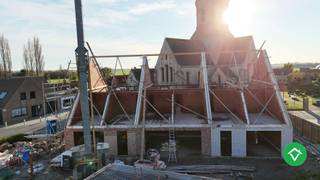 Deze nieuwbouwwoning is gelegen te Zande en bestaat uit: <br /><br />Gelijkvloers: inkomhal - gastentoilet - lichtrijke living met open ingerichte keuken - berging - garage.<br /><br />Op 1ste verdieping: nachthal - afzonderlijk toilet - 3 slaapkamers - badkamer - zolderluik naar de opbergzolder.<br /><br />troeven van deze woning: <br /><br />- rustige en centrale ligging, dichtbij Gistel en de kust<br />- energiezuinig<br />- kwalitatief en duurzaam afgewerkt<br />- 6% BTW mogelijk !<br /><br />EPC: Woning in aanbouw<br /><br />Prijs 349 000 € (exclusief registratierechten op de bouwgrond, exclusief BTW op de constructie, exclusief aansluitingskosten. Exclusief kosten landmeter, architect, .... ).