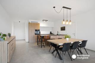 Ontdek dit perfect instapklare en energiezuinige nieuwbouwappartement (2024) op de derde verdieping (lift aanwezig), rustig gelegen in een groene en kindvriendelijke omgeving in Sint-Pieters met alle dagelijkse voorzieningen vlakbij. Het appartement heeft een bewoonbare oppervlakte van ca. 83 m², beschikt over 2 volwaardige slaapkamers, een aangenaam terras met een mooi en rustgevend groen uitzicht.<br />De lichtrijke leefruimte sluit mooi aan op de volledig uitgeruste open keuken met kwalitatieve toestellen van AEG en Novy. Verder beschikt het appartement over een praktische berging met aansluiting voor wasmachine en droogkast, een apart toilet en een verzorgde badkamer met ligbad, regendouche en lavabomeubel.<br />Dankzij vloerverwarming via het IVBO-warmtenet, HR-beglazing en een uitstekend EPC-label A (39 kWh/m²/jaar) geniet u hier van hedendaags wooncomfort en een bijzonder laag energieverbruik.<br />Extra troef is de dubbele autostaanplaats, beide voorzien van een autolift.<br />Een instapklaar en energiezuinig appartement op een rustige locatie nabij Brugge!<br />De vermelde prijs is een richtprijs. Elk bod hoger of lager dan de vermelde prijs wordt overgemaakt aan de eigenaar die zich het recht voorbehoudt om dit al dan niet te aanvaarden. Ref. BR00533