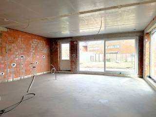 <p>Deze <strong>energiezuinige nieuwbouwwoning</strong> is gelegen op een <strong>centrale locatie langs de Sint-Lenaartsebaan</strong>, een vlot bereikbare verbindingsweg op korte afstand van het centrum van <strong>Oostmalle</strong>. Scholen, winkels en alle dagelijkse voorzieningen bevinden zich in de directe omgeving.</p>
<p>Bij het betreden van de woning komt u binnen in een <strong>inkomhal</strong> met <strong>gastentoilet</strong>, toegang tot de <strong>garage</strong> en een <strong>houten trap</strong> naar de bovenverdiepingen. Vanuit de hal bereikt u de <strong>open leefruimte</strong>, waar <strong>zithoek, eethoek en leefkeuken</strong> harmonieus in elkaar overlopen. Dankzij de <strong>grote raampartijen</strong> geniet u van veel natuurlijk licht en een mooi zicht op de tuin. Aansluitend bevindt zich een <strong>praktische berging</strong>.</p>
<p>Op de <strong>eerste verdieping</strong> leidt de nachthal naar <strong>drie ruime slaapkamers</strong> en een <strong>badkamer</strong> die nog volledig naar eigen smaak kan worden afgewerkt. De <strong>tweede verdieping</strong> biedt bijkomende ruimte en flexibiliteit. Hier kan u een <strong>extra ruime slaapkamer</strong> of <strong>twee bijkomende slaapkamers</strong> voorzien. <strong>Chape en verwarming</strong> zijn hier reeds inbegrepen.</p>
<p>De tuin wordt <strong>niet aangelegd</strong> en kan volledig naar eigen voorkeur worden ingericht. Er is een <strong>vergunning voor een tuinberging</strong> (betonplaat voorzien) en een <strong>terras</strong> (chape voorzien). Tussen de tuin en de rechterbuur wordt een <strong>houten schutting</strong> geplaatst. Achteraan het perceel komt een <strong>zwarte draadafsluiting met tuinpoortje</strong>.<br />De <strong>oprit</strong>, het <strong>pad naar de voordeur</strong> en <strong>twee parkeerplaatsen</strong> worden aangelegd met klinkers.</p>
<p><strong>Traditionele bouw<br /></strong><strong>Vloerverwarming</strong> op gelijkvloers en verdieping<br /><strong>Geothermische bodem-water warmtepomp<br /></strong><strong>Ventilatiesysteem D</strong> <br /><strong>Regenwaterrecuperatie<br /></strong><strong>PVC buitenschrijnwerk<br /></strong><strong>Zonnepanelen<br /></strong>Zeer energiezuinig: <strong>maximaal E-peil E30</strong></p>