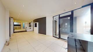 Propriété commerciale sur un emplacement commercial situé au centre de la place Van Bunnenplein et de la Kustlaan.<br />Il s'agit d'une propriété commerciale idéale (87m²) pour démarrer votre propre entreprise. Les possibilités sont infinies. La propriété bénéficie d'une salle de stockage spacieuse de 30m² au sous-sol. Il dispose d'une toilette et d'une kitchenette. Par l'escalier, vous avez accès au sous-sol qui peut être utilisé comme entrepôt. <br />Petite cour à l'arrière.<br />Si ce bien commercial vous intéresse, n'hésitez pas à nous contacter. Visites sur rendez-vous uniquement. <br />Réf : W1042