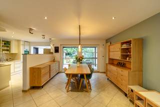 <p>Voor meer info of een bezoek ter plaatse contacteer steven@copandi.be of bel 0498 61 58 86.</p><p><br />Deze instapklare en energiezuinige woning is uitstekend gelegen in een doodlopende straat, op wandel of fietsafstand van centrum Mechelen maar in een zeer rustige wijk net achter de Stuivenbergvaart en aan het Vrijbroekpark. De meeste woningen in deze wijk dateren van eenzelfde bouwjaar, wat zorgt voor een publiek van doorgaans jonge gezinnen en een kindvriendelijke omgeving. De woning werd in 2004 gebouwd en voldoet aan alle hedendaagse vereisten: een laadpaal, zonnepanelen, EPC-label B, conforme elektriciteit, veel lichtinval en instapklaar.</p><p></p><p><strong>Gelijkvloers</strong><br />Via de inkomhal met toegang tot het gastentoilet en een berging onder de trap, komen we de woning binnen. Van hieruit betreedt je een ruime leefruimte met open keuken van meer dan 44 m², waar zithoek en eetplaats naadloos in elkaar overlopen. Aansluitend bevindt zich een veranda/overdekt terras die zorgt voor extra licht en een aangename overgang naar het ruime terras. De woning beschikt bovendien over een zeer ruime garage met plaats voor een wagen en extra opslag of wasplaats. De inkomhal is van gelijkvloers tot boven voorzien van een verticale lichtstraat, die voor licht in de ganse woning zorgt.</p><p></p><p><strong>Verdiep 1</strong><br />Op de eerste verdieping bevinden zich drie slaapkamers van verschillende groottes. Eén van deze kamers is een doorgangskamer, die dient om naar de 2e verdieping te gaan en dus wel als dressing of bureauruimte kan dienen. Daarnaast is er een ruime badkamer met douchecabine, ruim ligbad en dubbele lavabo en een apart toilet.</p><p></p><p><strong>Verdiep 2</strong><br />De tweede verdieping biedt nog twee ruime slaapkamers en een extra berging. Deze ruimtes zijn ideaal als extra slaapkamers, bureau of hobbyruimte.</p><p></p><p>Deze woning in Mechelen combineert ruimte, comfort en een praktische indeling. Dankzij de kindvriendelijke ligging, de vijf kamers, garage en aangename buitenruimte is dit een ideale gezinswoning met tal van mogelijkheden.</p><p></p><p>✅ Vijf slaapkamers<br />✅ Ruime leefruimte met open keuken<br />✅ EPC-label B, zonnepanelen <br />✅ Garage en praktische berging<br />✅ Ideale gezinswoning met veel ruimte</p>