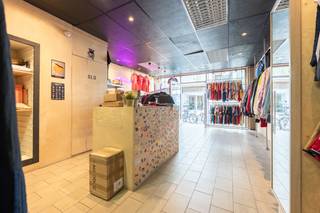 Kortrijksepoortstraat 7 - Centraal gelegen opbrengsteigendom op wandelafstand van de Veldstraat, Kouter en de Coupure. Dankzij de strategische ligging geniet het pand van een constante stroom van voorbijgangers en een interessant verhuurpotentieel. 

Een toekomstgerichte investering: de heraanleg van de Petercelle-as versterkt de passage, bereikbaarheid en commerciële aantrekkingskracht van deze handelslocatie.

Het pand bestaat uit: 
- Commerciële gelijkvloers met berging van 80m², momenteel verhuurd aan €1800/maand tot 31/01. 
- Appartement met 2 slaapkamers op de eerste verdieping, verhuurd aan €1100/maand, lange termijn huur. 
- Duplex appartement met 1 slaapkamer op de bovenste verdieping, verhuurd aan €750, 1 jarig contract met optie om te verlengen.
- Kelder

Totale huidige huuropbrengst: €3.650/maand of €43.800/jaar

Het bovenste appartement is niet vergund als afzonderlijke woonentiteit, wel verjaard en beschikt over een conformiteitstattest geldig tot 2034. 

Contacteer ons voor informatie of een bezoek: tbaete@trevi.be