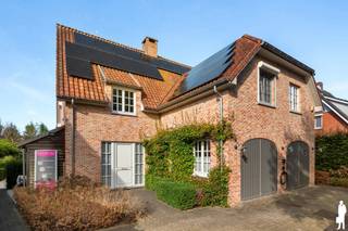 <p><strong>Exclusief karaktervolle villa met 4 slaapkamers, praktijkruimte, zwembad en aangelegde tuin nabij het centrum van Essen</strong></p>
<p>Deze recente, verzorgde en bijzonder ruime woning combineert <strong>comfort, privacy en een praktische gezinsindeling</strong> met een aangename tuin en zwembad. De beschikt over een afzonderlijke <strong>praktijk-/bureauruimte</strong>, royale leefruimtes, <strong>4 slaapkamers</strong>, 2 badkamers, een afgewerkte zolder, een inpandige garage en een volledig aangelegde tuin met meerdere terrassen.</p>
<p><strong>Gelijkvloerse verdieping</strong></p>
<ul>
<li>Ruime <strong>inkomhal</strong> met gastentoilet en handenwasser</li>
<li>Rechtstreekse toegang tot de <strong>praktijk-/bureauruimte</strong></li>
<li>Dubbele binnendeur tussen inkom-/traphal en leefruimte, voor extra <strong>privacy en geluidsdemping</strong></li>
<li>Royale <strong>woonkamer</strong> met open haard op hout</li>
<li>Openslaande deuren vanuit de leefruimte naar de tuin</li>
<li>Aansluitende <strong>eetkamer</strong></li>
<li>Keuken met inductiekookplaat, microgolfoven, stoomoven, vaatwasser, dampkap en dubbele spoelbak</li>
<li>Openslaande deuren vanuit keuken/eetkamer naar het terras</li>
<li>Aansluitende <strong>berging/wasplaats</strong> met deur naar buiten</li>
<li>Rechtstreekse toegang tot de <strong>inpandige garage</strong> met elektrische poort</li>
<li>Vloerafwerking in <strong>parket en natuursteen</strong></li>
</ul>
<p><strong>Eerste verdieping</strong></p>
<ul>
<li>Volledig afgewerkt met <strong>parket</strong></li>
<li><strong>4 slaapkamers</strong></li>
<li>Royale <strong>master bedroom</strong> met dressing</li>
<li>Ensuite badkamer met <strong>ligbad, douche, dubbele lavabo, toilet en sauna</strong></li>
<li>Tweede badkamer met <strong>inloopdouche en lavabo</strong></li>
<li>Apart toilet met handenwasser op de nachthal</li>
<li>Rolluiken in de kinderkamers</li>
</ul>
<p><strong>Tweede verdieping</strong></p>
<ul>
<li><strong>Volledig afgewerkte</strong> royale zolderruimte</li>
</ul>
<p><strong>Tuin en buitenruimte</strong></p>
<ul>
<li>Prachtig aangelegde en <strong>volledig ingesloten tuin</strong></li>
<li>Meerdere aangelegde perken en volwassen beplanting</li>
<li><strong>2 terrassen</strong> met keramische tegels</li>
<li>Verwarmd <strong>zwembad met warmtepomp</strong></li>
<li>Zwembad voorzien van rolluik met zonnelamellen en automatische chloorregeling</li>
<li>Tuinhuis met de technische voorzieningen van het zwembad</li>
<li>Elektrische toegangspoort</li>
<li>Laadpaal aanwezig</li>
</ul>
<p><strong>Bijzonderheden</strong></p>
<ul>
<li>Eerste eigenaar</li>
<li><strong>39 zonnepanelen</strong>,</li>
<li><strong>Batterij van 15 kWh</strong></li>
<li>Verwarming op gas d.m.v. convectoren en radiatoren</li>
<li>Ventilatiesysteem D</li>
<li>Houten ramen met vliegenramen</li>
<li>Regenwaterput van <strong>7.500 liter</strong> voor toiletten en buitenkranen</li>
<li>Kruipruimte onder de volledige woning</li>
<li>Alarm</li>
<li>Videofoon met bediening van de poort</li>
</ul>
<p><strong>Ligging</strong></p>
<p>Gelegen aan de <strong>Oude Baan in Essen</strong>, op korte afstand van <strong>scholen, winkels, het centrum van Essen en het station</strong>. Ook de Nederlandse grens en belangrijke invalswegen zijn vlot bereikbaar.</p>
<p><strong>Een bijzonder complete gezinswoning met praktijkruimte, 4 slaapkamers, wellness, zwembad en een fraai aangelegde tuin, op een centrale maar aangename locatie in Essen.<br /><br /></strong></p>
<p>Bewoonbare opp. 328 m² ref.: bruto vloeropp. EPC-certificaat</p>
<p><strong> </strong></p>