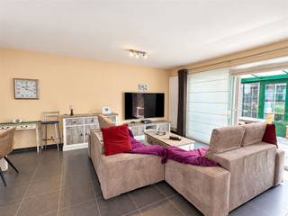<h3><span>Moderne en instapklare woning met 3 slaapkamers in Vichte</span></h3><p><span>Op zoek naar een recente, comfortabele woning met voldoende ruimte en een onderhoudsvriendelijke buitenomgeving? Deze verzorgde woning in </span><span>Vichte</span><span> combineert modern wooncomfort met een praktische indeling en gezellige leefruimtes.</span></p><p><span>Bij het binnenkomen valt meteen de aangename en ruime woonkamer op. Deze staat rechtstreeks in verbinding met de </span><span>volledig ingebouwde keuken</span><span>, waardoor koken en gezellig samenzijn mooi samenkomen. De leefruimte werd bovendien uitgebreid met een </span><span>ruime en gezellige veranda</span><span>, een heerlijke plek om het hele jaar door van het zicht op de tuin en de extra leefruimte te genieten.</span></p><p><span>Op de verdieping bevinden zich </span><span>drie volwaardige slaapkamers</span><span> en een </span><span>ruime badkamer</span><span>, uitgerust met zowel een comfortabel ligbad als een praktische inloopdouche.</span></p><p><span>Ook op het vlak van bergruimte en parkeergelegenheid heeft deze woning heel wat te bieden. Zo beschikt de woning over een </span><span>inpandige garage</span><span>, terwijl de </span><span>ruime oprit voor de woning</span><span> extra parkeermogelijkheden biedt.</span></p><p><span>Buiten geniet je van een </span><span>onderhoudsvriendelijke tuin</span><span> met terras en kunstgras. Daarnaast is er nog een handige </span><span>tuinberging</span><span>, ideaal voor fietsen, tuinmateriaal en andere spullen.</span></p><p><span>Deze recente woning is dan ook een uitstekende keuze voor wie op zoek is naar een </span><span>comfortabele en praktische gezinswoning in een aangename omgeving in Vichte</span><span>, met alle nodige voorzieningen voor hedendaags wooncomfort.</span></p>