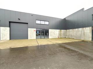 In Moen bieden wij dit nieuwbouwmagazijn aan met een totale oppervlakte van 197 m². Het magazijn heeft een breedte van 18 meter en een diepte van...