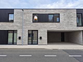 <p>Op zoek naar een ruime, energiezuinige nieuwbouwwoning op een toplocatie? Deze prachtige rijwoning in het centrum van Aalter combineert hedendaags wooncomfort met een uitstekende ligging, op een boogscheut van het station en alle belangrijke voorzieningen.</p>
<p></p>
<p>De woning wordt voor het eerst in gebruik genomen, is volledig geschilderd en dus volledig instapklaar. Met maar liefst 4 slaapkamers biedt ze alle ruimte voor een gezin, thuiswerk of een extra hobbykamer.</p>
<p></p>
<p>De badkamer is uitgerust met zowel een ligbad als een douche en een dubbel lavabomeubel. Ook aan praktische opbergruimte is geen gebrek, dankzij de aanwezigheid van 3 aparte bergingen (waarvan sommigen voorzien van technieken) en een tuinhuis in de tuin.</p>
<p></p>
<p>Buiten geniet je van een aangenaam terras en een tuin die momenteel nog wordt aangelegd. De tuin wordt door de eigenaar volledig afgewerkt opgeleverd. Bovendien beschikt de woning over een overdekte autostaanplaats aan de woning, geschikt voor één voertuig.</p>
<p></p>
<p>Ook op energetisch vlak scoort deze nieuwbouwwoning uitstekend. Dankzij de combinatie van vloerverwarming met een warmtepomp en zonnepanelen beschikt de woning over een EPC-label A+, wat bijdraagt aan een energiezuinig en comfortabel woonklimaat.</p>
<p></p>
<p>Troeven op een rij:</p>
<ul>
<li>Nieuwbouwwoning – eerste ingebruikname</li>
<li>Centrale ligging in Aalter, vlak bij het station</li>
<li>4 volwaardige slaapkamers</li>
<li>Badkamer met ligbad, douche en dubbel lavabomeubel</li>
<li>3 bergingen en een tuinhuis</li>
<li>Aangenaam terras en tuin, volledig afgewerkt bij oplevering</li>
<li>Overdekte autostaanplaats voor 1 voertuig</li>
<li>Vloerverwarming met geothermische warmtepomp en zonnepanelen</li>
<li>EPC-label A+ (-1 kWh/m²)</li>
<li>Volledig geschilderd en instapklaar</li>
<li>Onmiddellijk beschikbaar</li>
</ul>
<p></p>
<p>Huurprijs: € 1.250 per maand</p>
<p></p>
<p>Een ideale woning voor wie op zoek is naar ruimte, comfort en energiezuinig wonen op een centrale locatie in Aalter.</p>
<p></p>
<p><em>Opmerking bij de foto's: de buitenfoto's werden bewerkt met behulp van AI om een beeld te geven van het beoogde eindresultaat. De tuin is momenteel nog in aanleg en wordt door de eigenaar volledig afgewerkt opgeleverd.</em></p>