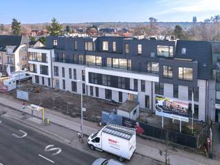 Aankoop aan 6% BTW mogelijk, vraag naar de voorwaarden.<br /><br />Op wandelafstand van het dorpscentrum verrijst Residentie Conscience, gelegen aan de Turnhoutsebaan 384-386. Dit nieuwbouwproject biedt appartementen met 1, 2 of 3 slaapkamers, elk met een aangenaam terras of tuin en uitzicht op achterliggend gemeenschappelijk groen.<br /><br />Dit penthouse van ca. 148 m² omvat op nivo 2 een inkomhal met gastentoilet, leefruimte met ingerichte open keuken met alle nodige toestellen en toegang tot een terras voor-en achteraan, een slaapkamer met ensuite badkamer, een trap brengt ons naar nivo 3 waar we via de nachthal toegang hebben tot twee slaapkamers, een badkamer, berging en een derde terras. <br />De ondergrond is voorzien van autostaanplaatsen en bergingen. Er zijn ook bovengrondse staanplaatsen en fietsenberging beschikbaar. Een staanplaats dient mee aangekocht te worden.<br /><br />De appartementen worden gerealiseerd volgens de nieuwste normen en staan garant voor energiezuinig en hedendaags wonen (BEN, vloerverwarming warmtepomp, parket, ...).<br />Een uitzonderlijke woonkans op een gegeerde locatie in Schilde.<br /><br />De verkoop geschiedt onder BTW op het constructie-aandeel en registratierechten op het grondaandeel, onder de voorwaarden van de Wet Breyne. Voor meer informatie en/of een afspraak om dit unieke appartement persoonlijk te ontdekken, neem contact met Karin op 0486/97 84 27 of karin@reds.be