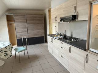 Domicilie niet mogelijk! De studio bestaat uit leefruimte met open keuken en slaapgelegenheid - badkamer - wasplaats.Zongericht terras...