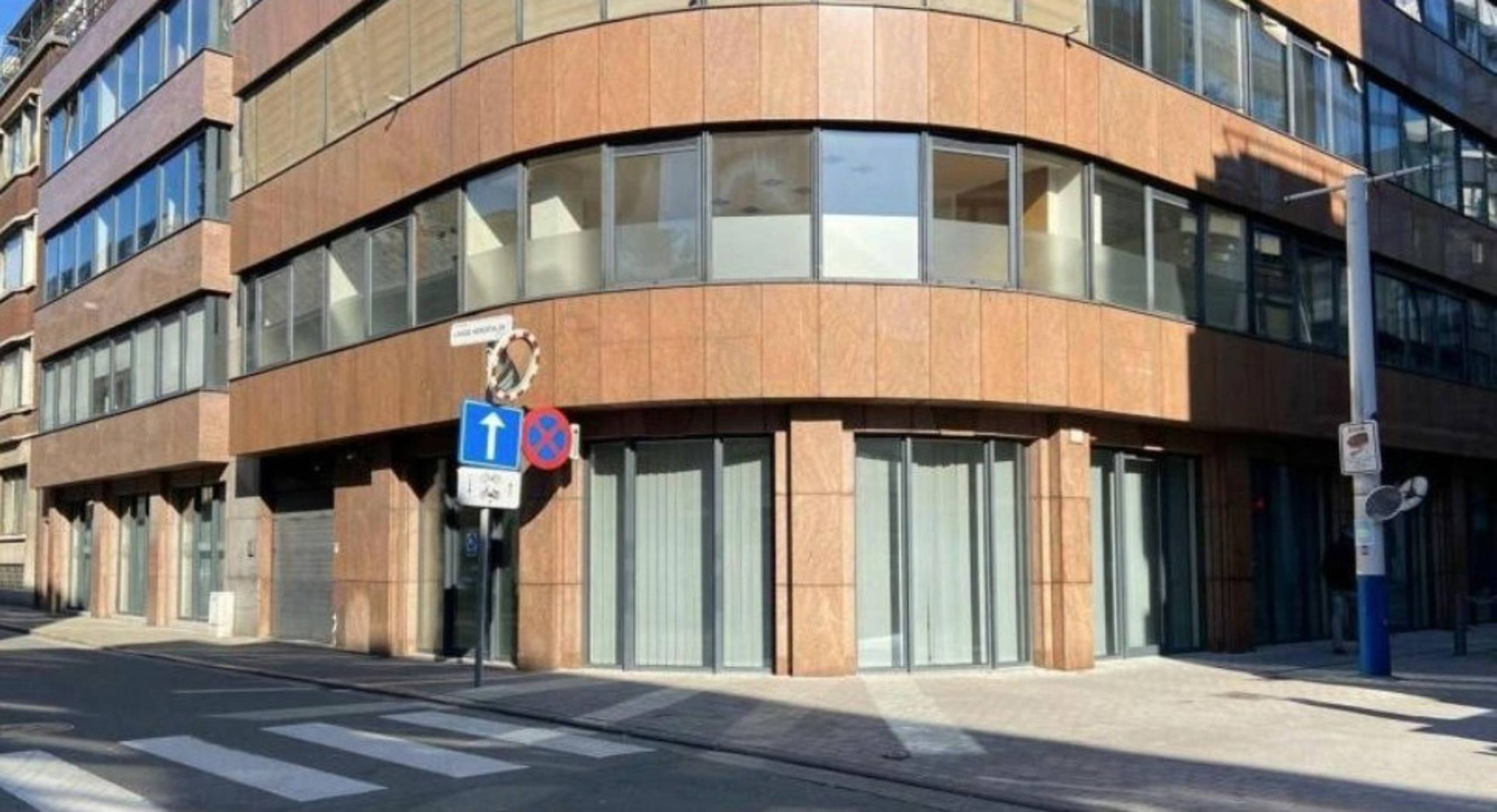 Gelijkvloers hoekpand op toplocatie in de Antwerpse diamantwijk - foto 1