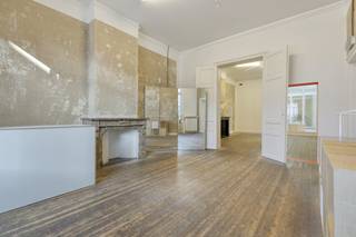 Dit prachtige handelspand met zuidgerichte voorgevel en sterke historische uitstraling biedt een unieke kans om een exclusieve handelszaak te vestigen op een centrumlocatie in Gent met veel passage. Het pand was jarenlang de thuisbasis van de bekende winkel Twiggy, een gevestigde waarde bij het Gentse publiek, en geniet daardoor van een sterke herkenbaarheid.Het gebouw werd met oog voor detail gerenoveerd door gerenommeerd architectenbureau De Vylder Vinck Taillieu, met behoud van het authentieke karakter. De ruimte leent zich uitstekend voor een kwalitatieve retailinvulling die inzet op beleving en uitstraling.De private binnentuin vormt een aangename ontsnapping aan de stadsdrukte en is dankzij de grote raampartijen ook binnen zichtbaar.Gelegen nabij de Vlaanderenstraat, op wandelafstand van het centrum en vlak bij Parking Zuid, is het pand vlot bereikbaar en omgeven door een levendige omgeving.Het gelijkvloers en de kelder zijn ideaal voor handel, de eerste verdieping kan perfect dienen als kantoor. Het volledige pand kan ook als kantoor gehuurd worden en biedt uitbreidingsmogelijkheden tot 650 m². Oppervlakte:- Kelderverdieping: 167 m²- Gelijkvloers: 167 m²- Eerste verdieping: 167 m²- Totaal: 500 m²Specificaties:- Zonnepanelen- Centrale verwarming op aardgas- Lift - Douche- SanitairBeschikbaarheid:Te bespreken.Hebt u interesse in dit handelspand te huur in het centrum van Gent? Neem zeker contact op via 09 245 35 35 of business.gent@dewaele.com