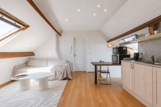 <p>Intéressant bien immobilier de rapport bénéficiant d'un emplacement de choix à Gand. <br /><br />Bienvenue dans cet immeuble polyvalent situé au 496 Rooigemlaan à Gand, dans un quartier facilement accessible à proximité du centre historique, des principaux axes routiers et de nombreuses commodités.<br /><br />Ce bien se compose d’un appartement spacieux d’environ 65 m² comprenant deux chambres, ainsi que d’un droit de jouissance perpétuel sur le grenier d’environ 49 m², qui sert actuellement de troisième chambre avec salle de bains.<br />L’appartement dispose d’un agréable espace de vie baigné de lumière naturelle, d’une salle de bains équipée et de toilettes séparées. <br />Grâce à son agencement pratique et à son bon état d’entretien, ce bien est immédiatement prêt à être occupé ou mis en location.<br /><br />Atouts supplémentaires du bien :<br />Chauffage au gaz naturel<br />Certificat d’électricité conforme<br />Sans amiante<br />Potentiel locatif intéressant<br />Situation centrale et facilement accessible<br /><br />Grâce à son emplacement avantageux, les commerces, les transports en commun, les écoles et les infrastructures de loisirs sont accessibles à pied ou à vélo. De plus, les axes Bourgoyen-Ossemeersen, la R4, l’E40 et l’E17 sont facilement accessibles.<br /><br />Ce bien offre de nombreuses possibilités : idéal comme investissement avec un rendement stable, pour une occupation personnelle ou comme placement immobilier tourné vers l’avenir.<br /><br />Convient parfaitement aux investisseurs, aux jeunes ménages, au cohabitat, aux parents d’enfants étudiants, etc.<br /><br />Idéal si vous recherchez un bien prêt à emménager, offrant un fort potentiel et bénéficiant d’un excellent emplacement à Gand.<br /><br />CONTACT : Jarno au 0473 28 42 26 ou via info@vicusvastgoed.be</p>
