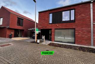 Gelegen te Esen, een rustige deelgemeente van Diksmuide én op een boogscheut van klein- en groothandel, treffen we deze moderne halfopen woning met...