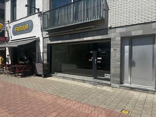 Centraal gelegen handelspand in het centrum van Westmalle. Het pand heeft een oppervlakte van ca 81 m2 met aansluitend een tuin van ca 112m2. Het is opgedeeld in een grote lichtrijke ruimte met etalage over de hele breedte van het pand, apart bureelruimte met uitzicht op tuin, kitchenette en sanitaire ruimte.<br />Onmiddellijk beschikbaar