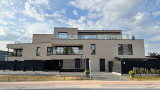 Energiezuinig, gelijkvloers appartement (112,4m) met 3 slaapkamers en een ruim aangelegde tuin. (212m)Omschrijving: Je komt binnen in de inkomhal...