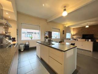 Ben je op zoek naar een pand waar wonen en werken perfect hand in hand gaan?Dit veelzijdige eigendom, combineert een volledig ingerichte...