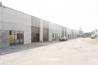 VALIMMAS verhuurt in het bedrijvenpark "ID-PARK BIS" dit nieuwe bedrijfsgebouw met 3 parkeerplaatsen ... Bedrijfsruimte (± 11,85 x 19.58 = 232m²);...