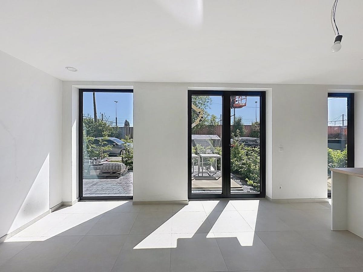 Gelijkvloers nieuwbouwappartement met staanplaats te huur - foto 3