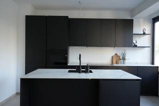 <p>Dit knappe appartement van 97 m² – pal naast het Van Goghplein – is volledig vernieuwd, superlicht en afgewerkt met oog voor detail.<br /><br />Dankzij de betonstructuur zit je hier stevig, letterlijk en figuurlijk.<br /><br />Grote raampartijen aan de voorzijde zorgen ervoor dat de open leefruimte mooi oplicht!<br />De zwarte, strak ontworpen keuken met eiland maakt meteen indruk.<br />Verder zijn er achteraan 2 comfortabele slaapkamers, een stijlvolle badkamer met inloopdouche, een apart toilet en een heel gezellig, inpandig terras, perfect voor een koffie in de zon of een avondje relaxen.<br />En je jas? Die berg je netjes op in de ingemaakte kast in de inkomhal.<br /><br />Ben je op zoek naar een eigen plekje of eerder naar een investering? Dan is dit er eentje om te komen bekijken.<br /><br />Troeven:<br />- Elektrische keuring conform<br />- Inpandig terras<br />- Instapklaar<br />- Stad, sfeer & stijl om de hoek<br /><br />Wg, Vkr, Gvv, Gmo, Geen overstromingsgevoelig gebied</p>