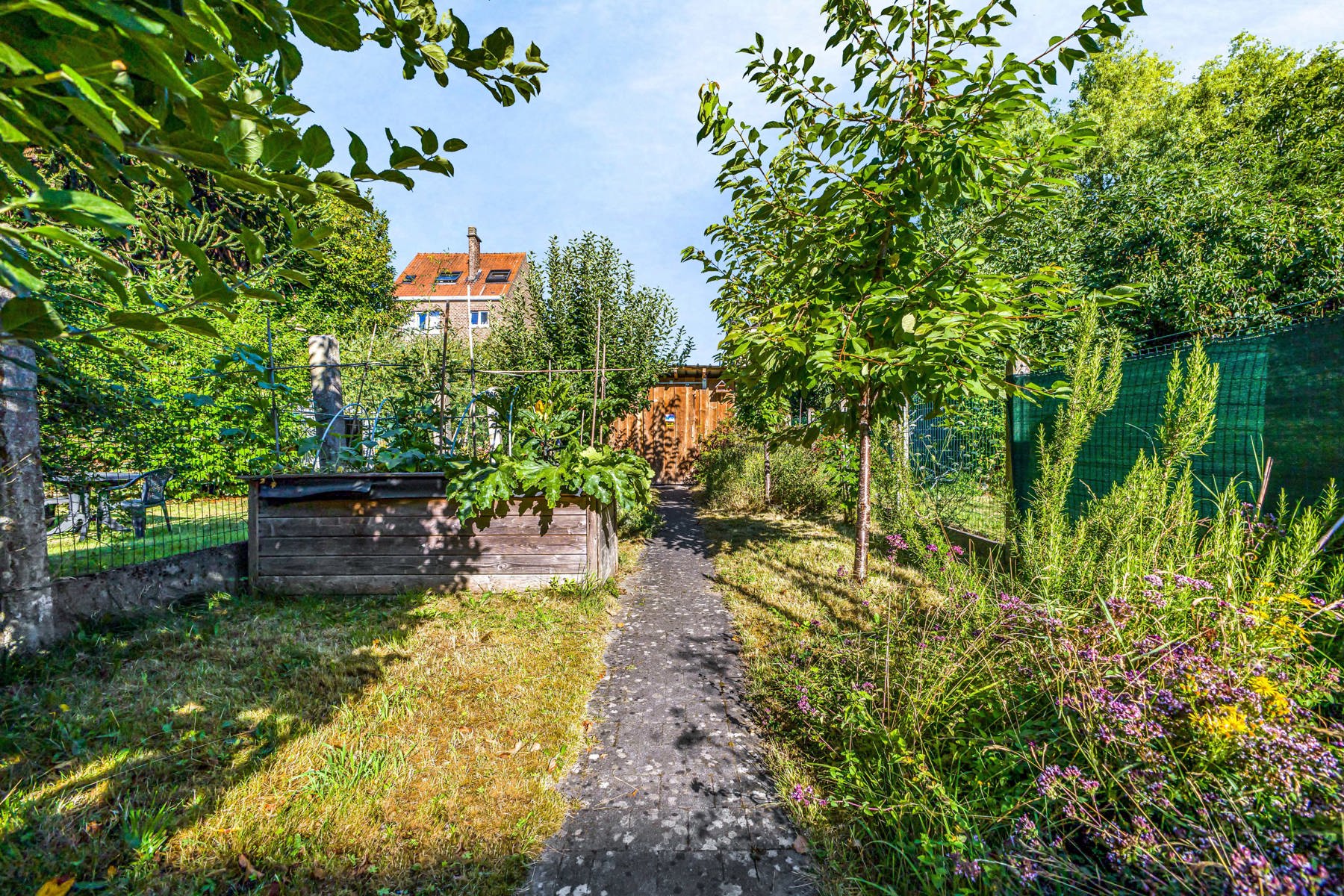 Instapklare woning met drie slaapkamers en tuin - foto 2