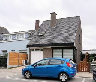 PROFITEER NU NOG VAN 2% NOTARIS !<br />Je leeft binnen; in deze ogenschijnlijk kleine woning is er een zee van ruimte.<br />De pas geplaatste veranda is de 15m² dagliving geworden, met (zoals overal) lucht-lucht warmtepomp als verwarming/koeling; de 24 m² avondliving bevindt zich aan de straatkant. Hier zijn de ramen vernieuwd en uitgerust met automatische rolluiken. Nieuw, luxueus sanitair beneden en boven, nieuwe geheel ingerichte leefkeuken. Marmeren trap naar de verdieping, 3 balzalen van slaapkamers (18, 20 & 24 m²) en een grote ca 40m² geïsoleerde zolder, mits vaste trap, bruikbaar als extra slaapkamer. De garage is omgevormd tot 18m² slaapkamer op het gelijkvloers; je kan immers je wagen ervoor stallen. Terug gebruiken als garage ? Geen probleem. <br />Het huis ligt aan de tramhalte naar Gent, alle faciliteiten zijn hier op wandelafstand.<br />Ideaal voor een groot gezin, voor kangoeroe-wonen, LAT , of voor iemand die een bureel nodig heeft.<br />EPC B, electro conform en asbest zorgvuldig beheer. Prijs bespreekbaar. MOET DRINGEND WEG