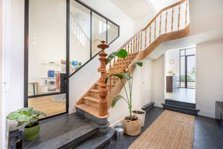 <p><b>Maison de maître rénovée avec élégance et jardin en ville, idéalement située dans le quartier animé du Zuid</b><b></b></p>
<p>À deux pas du Musée des Beaux-Arts, de la Marnixplaats et de nombreux restaurants et cafés branchés, cette superbe maison de maître rénovée séduit par sa large façade et son agréable jardin ensoleillé en plein cœur de la ville.</p>
<p>Ce bien d’exception allie avec finesse le charme authentique à un confort de vie contemporain. Le rez-de-chaussée s’ouvre sur un hall d’entrée majestueux avec un escalier en colimaçon plein de caractère, un salon chaleureux avec cheminée, ainsi qu’une vaste cuisine ouverte avec portes pliantes donnant sur le jardin orienté au sud — un espace idéal pour profiter du calme en extérieur.</p>
<p>Au premier étage, vous trouverez une spacieuse chambre parentale avec dressing et accès à une magnifique terrasse privative, parfaitement orientée pour profiter du soleil. Un couloir avec placards intégrés et une salle de bain séparée complètent ce niveau. Le deuxième étage accueille une grande chambre (avec possibilité de la diviser en deux) ainsi qu’une seconde salle de bain. Enfin, au troisième étage, une troisième chambre avec salle de bain attenante vous attend.</p>
<p>Une maison unique pour les amateurs d’espace, de caractère et de confort moderne, dans l’un des quartiers les plus prisés d’Anvers.</p>
<p><b>Atouts supplémentaires :</b><br />– Cave spacieuse<br />– Rénovation complète en 2023<br />– Logement économe en énergie<br />– Équipée d’un système domotique<br />– Large hall d’entrée avec espace pratique pour vélos</p>