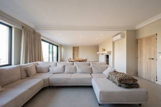 In de rustige en residentiële Astridlaan, vlakbij Blankenberge, presenteren we u een prachtig gerenoveerd appartement met een uitzonderlijke woonoppervlakte van maar liefst 232 m². Dankzij de ideale ligging bevindt u zich op wandelafstand van het bruisende stadscentrum, het openbaar vervoer én het strand. Dit alles op slechts vijf minuten van de zee.<br /><br /> <br /><br />Dit stijlvolle appartement, gelegen op de eerste verdieping van de residentie, combineert ruimte, licht en comfort op een unieke manier. Bij binnenkomst via de ruime inkomhal treft u meteen praktische voorzieningen zoals een apart gastentoilet en een handige wasberging.<br /><br /> <br /><br />De royale woonkamer strekt zich uit over de volledige breedte van het appartement en baadt in natuurlijk licht dankzij de grote raampartijen en het open zicht. De aansluitende, volledig ingerichte keuken is uitgerust met alle moderne toestellen en vormt een perfecte plaats om gezellig te koken en tafelen.<br /><br /> <br /><br />Het appartement beschikt verder over drie volwaardige slaapkamers, twee stijlvolle badkamers en een extra toilet. De master bedroom geniet van een aparte tussenkamer die leidt naar een private badkamer, wat zorgt voor een luxueuze en intieme sfeer. Achteraan bevindt zich een groot, oostgericht terras waar u in alle rust kan genieten van de ochtendzon. Kortom: een heerlijke plek voor een ontbijt of een ontspannen koffiemoment.<br /><br /> <br /><br />Het appartement werd volledig en kwalitatief gerenoveerd met oog voor detail. Bent u op zoek naar een eigen stek aan de kust? Dan kan deze topper een einde betekenen aan uw zoektocht. Dit appartement is namelijk een ideale keuze voor wie op zoek is naar ruimte, comfort en een exclusieve woonbeleving aan de kust.<br /><br /> <br /><br />