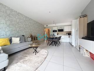 Idéalement situé à deux pas des Grands Prés, des commerces, des transports et des principaux axes routiers, cet agréable appartement vous séduira par son confort et sa luminosité.<br /><br />Il se compose d'un hall d'entrée, d'une cuisine entièrement équipée ouverte sur le séjour, de deux chambres, d'une salle de douche avec double vasque et WC, d'un WC séparé ainsi que d'une buanderie.<br /><br />Vous profiterez également d'un grand balcon couvert, d'une place de parking extérieure privative et d'un excellent PEB, garantissant une faible consommation énergétique.<br /><br />PEB A : code unique: 20190628510681 - Consommation spécifique: 67 KWh/M² - Consommation théorique totale: 5829 Wh/an <br /><br />Loyer: 925€ // Garantie locative: 1850€<br />Charges : 190 €/mois, comprenant les charges communes ainsi qu'une provision pour les consommations d'eau et de gaz.<br />Disponibilité : Libre au 1er septembre.<br />Les frais d'état des lieux d'entrée sont à charge des deux parties.<br /><br />Une opportunité à ne pas manquer ! <br /><br />Les informations reprises dans cette annonce sont fournies à titre indicatif et n’engagent pas la responsabilité de l’agent immobilier.