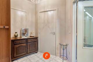 Een zeer ruim appartement in het centrum van Lauwe vlakbij Lauweplaats. Het appartement omvat een inkomhal met gastentoilet, zeer ruime berging (of extra leefruimte) aan de straatzijde en garage. De leefruimte met woonkamer en ruime leefkeuken geven uit op een ruim terras met alle privacy. Verder zijn er 3 slaapkamers en een badkamer. Overal CV (aardgas), Elektriciteit conform gekeurd, asbestveilig én energiezuinig (EPC-label B). Een ruime kelderberging is inbegrepen in de koop. Momenteel correct verhuurd (steeds opzegbaar voor eigen gebruik) aan 775 €/maand.