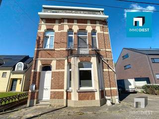 Op zoek naar een ruime karaktervolle woning met karakter op een gunstige locatie mét mogelijkheden?Deze charmante jaren ’40-woning biedt  ruimte, een...