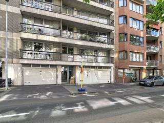 <p>Cet appartement spacieux de trois chambres est idéalement situé au centre de Louvain. Vous profitez d'un emplacement privilégié à proximité immédiate des commerces, des restaurants, des transports en commun et de toutes les commodités. Son certificat énergétique B constitue un véritable atout en matière de performance énergétique.</p><p></p><p>Le hall d'entrée mène vers un vaste séjour lumineux offrant un agréable espace de vie. La cuisine attenante est équipée d'un lave-vaisselle et dispose de l'espace nécessaire pour répondre aux besoins du quotidien.</p><p></p><p>L'appartement comprend trois chambres confortables. L'une d'elles bénéficie d'un accès direct à une terrasse privative, tandis qu'une autre est équipée d'un lavabo. La salle de bains est aménagée avec une baignoire et un lavabo. Des toilettes séparées complètent l'ensemble.</p><p></p><p>Le bien est disponible à partir du 1 octobre 2026. Le loyer s'élève à 1.095 euros par mois. Une provision mensuelle de 150 euros est demandée pour les charges communes, le chauffage et l'eau. Il est également possible de louer un emplacement de parking pour 80 euros par mois.</p><p></p><p>Vous recherchez un appartement de trois chambres au centre de Louvain offrant espace, confort et excellente accessibilité, contactez-nous pour obtenir plus d'informations ou planifier une visite via www.living-stone.be! </p>