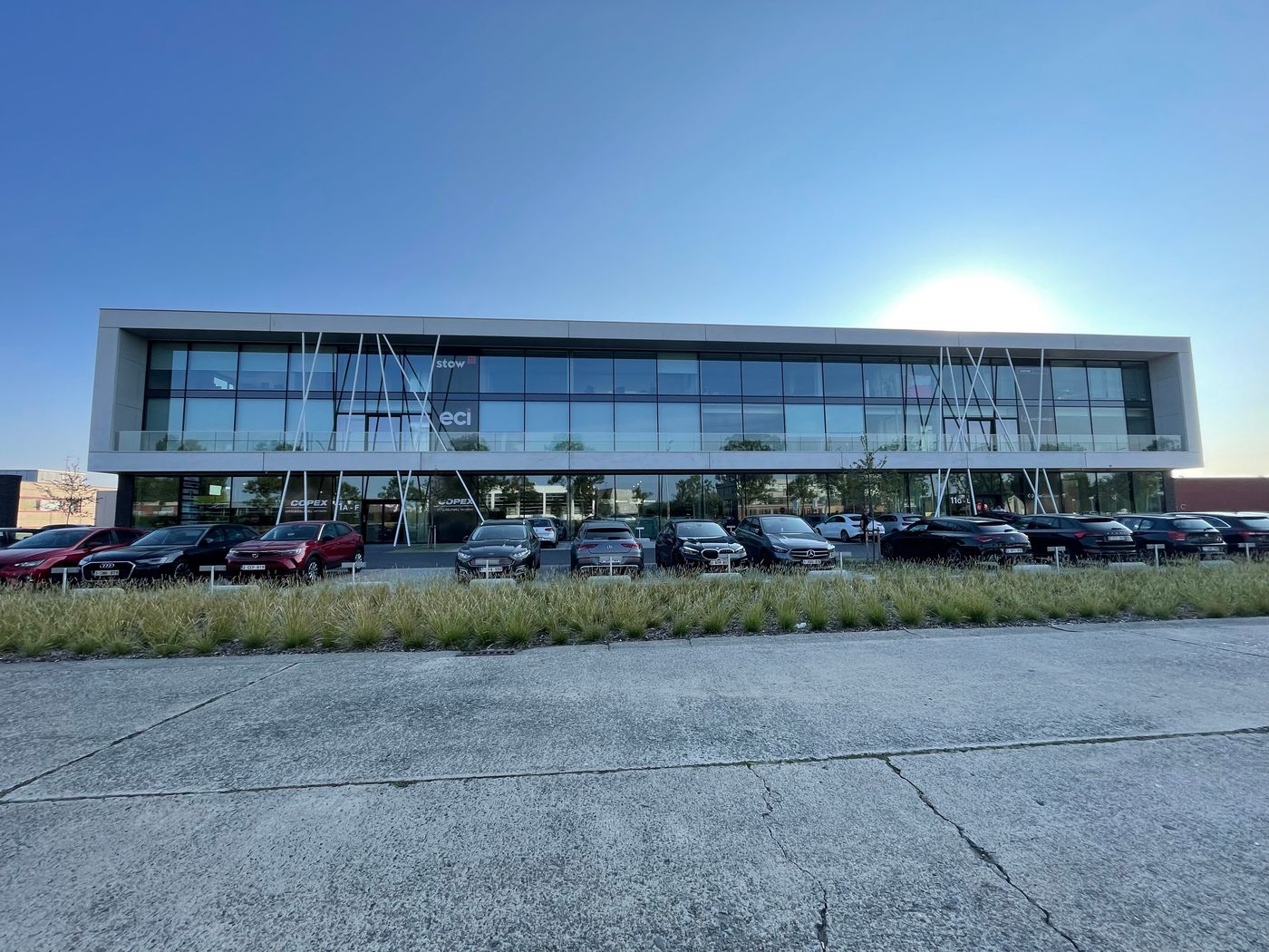 Instapklaar en modern kantoor van 653 m² vlakbij E17 te Zele - photo 5