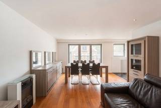 <p>Het appartement is gelegen in het centrum van Maldegem op wandelafstand van alle mogelijke winkels, scholen en openbaar vervoer. Daarnaast is er een vlotte verbinding met het binnenland en de kust.</p>
<p>Het appartement is gelegen op de tweede verdieping (te bereiken via de lift) en is ingedeeld in: leefruimte met open keuken, berging, apart toilet, badkamer (met douche en lavabo) en slaapkamer met bureauhoek. Vanuit de leefruimte is er toegang tot het zuidwest gerichte balkon.</p>
<p>Het appartement is momenteel vast verhuurd voor €739/maand en kan zo eveneens de ideale investering vormen.</p>
<p>Van dit appartement uw nieuwe thuis óf een gedroomde investering maken?</p>
<p>Contacteer Bonne Vastgoed 7 op 7 voor meer info via 050/73.73.73 of info@bonnevastgoed.be</p>