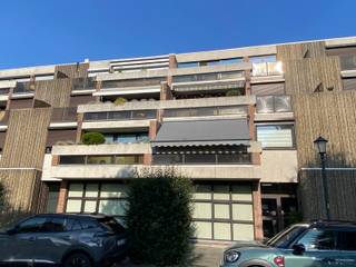 Dit gerenoveerde appartement is gelegen op de bovenste verdieping op een rustige locatie met uitzicht op een groen marktplein.Via de lift komen we op...