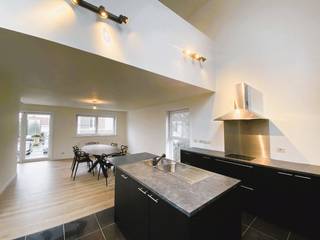 Trendy woning met ruimtelijk gevoel en hedendaags comfort!<br /><br />Deze stijlvolle woning biedt alles wat u zoekt als u houdt van ruimte, licht en modern wooncomfort. Dankzij de unieke indeling bevinden de leefruimtes zich op de verdieping, terwijl de slaapkamers op het gelijkvloers zijn ondergebracht. Een zonnig terras op de eerste verdieping en een koertje op het gelijkvloers zorgen bovendien voor extra buitenruimte.<br /><br />De woning geniet van een zeer centrale ligging met parkeermogelijkheden voor de deur en bevindt zich op korte afstand van winkels, scholen, shopping en andere voorzieningen.<br /><br />Indeling op gelijkvloers:<br /><br />- Ruime inkomhal<br />- 3 slaapkamers<br />- Badkamer met dubbele lavabo in meubel, bad en douche<br />- Berging<br />- Apart toilet<br /><br />Eerste verdieping:<br /><br />- Ruime en lichtrijke leefruimte<br />- Open, volledig ingerichte keuken met dubbele spoelbak, kookplaat, dampkap, vaatwasmachine en koelkast (alle toestellen van Zanussi)<br />- Toegang tot het terras<br /><br />Tweede verdieping:<br /><br />- Gezellige polyvalente ruimte onder het dak, ideaal als zithoek, bureau of hobbyruimte<br /><br />Via een zolderluik met uitschuifbare trap bereikt u de nok van de woning, waar extra bergruimte beschikbaar is.<br /><br />Extra voorzieningen:<br /><br />- Stadswater en regenwater met pomp<br />- Centrale verwarming op aardgas (vernieuwde installatie)<br />- 12 zonnepanelen<br />- TV-aansluiting en internetaansluiting op elke verdieping<br />- Centrale en vlot bereikbare ligging<br />- Open en ruimtelijk woongevoel<br />- Moderne architectuur en afwerking<br />- Kwaliteitsvolle materialen<br />- Instapklare woning in uitstekende staat<br /><br />Deze complete woning combineert hedendaagse architectuur met praktisch wooncomfort en is afgewerkt met duurzame, kwaliteitsvolle materialen. Een absolute topper voor wie op zoek is naar een instapklare woning!