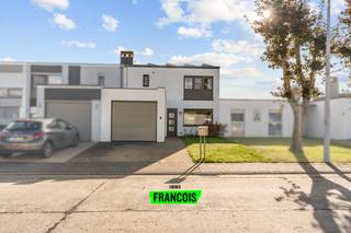 Welkom in de Pieter de Coninckstraat in een rustige woonwijk te Oostkamp. Deze modern gerenoveerde woning is perfect voor een gezin dat op zoek...