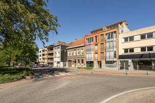 <p><span><strong>LICHTRIJK EN RUIM APPARTEMENT MET 2 SLAAPKAMERS EN PRIVATE GARAGEBOX NABIJ HET PARK VAN SCHOTEN<br /></strong><strong>Immo Point VANDAELE</strong> stelt met genoegen dit verzorgde <strong>appartement </strong>aan u voor! Wonen op een absolute<strong> toplocatie</strong>: dit degelijke eigendom combineert de rust van een <strong>groene omgeving</strong> met het gemak van het <strong>bruisende centrum</strong> op <strong>wandelafstand</strong>. Het beschikt over een prettige, <strong>logische indeling</strong> en biedt alle <strong>nodige comfort</strong> op een <strong>fantastische ligging</strong>.</span></p>
<p><span><strong>INDELING<br /></strong><strong><u>Derde verdieping<br /></u></strong>Via de<strong> lift</strong> bereikt u comfortabel de derde verdieping. De<strong> inkomhal</strong> van het appartement is uitgerust met handige ingemaakte vestiairekasten en een afzonderlijk toilet. Vanuit de hal stapt u de royale<strong> leefruimte</strong> (ca. 35m²) binnen, waar de fijne lichtinval meteen opvalt en u geniet van een prachtig <strong>groen en weids zicht</strong>. Aansluitend aan de woonkamer bevindt zich een <strong>balkon</strong>. De halfopen <strong>keuken</strong> (ca. 10m²) is praktisch ingericht en voorzien van <strong>alle nodige toestellen</strong>.</span></p>
<p><span>Aan de <strong>rustige achterzijde</strong> van het gebouw bevinden zich <strong>twee volwaardige</strong> <strong>slaapkamers</strong>: een ruime <strong>hoofdslaapkamer </strong>(ca. 16m²) en een <strong>tweede slaapkamer</strong> (ca. 12m²), die directe toegang biedt tot een aangenaam<strong> terras</strong> (ca. 5m²). De<strong> badkamer</strong> is functioneel ingericht met een comfortabele ligbad/douchecombinatie en een dubbel wastafelmeubel.</span></p>
<p><span><strong><u>Gelijkvloers<br /></u></strong>Achter het gebouw beschikt het appartement bovendien over een <strong>private garagebox</strong> (ca. 5,20m x 2,50m), dewelke <strong>inbegrepen is in de prijs</strong>.</span></p>
<p><span><strong>BIJZONDERHEDEN EN COMFORT<br /></strong><strong>* Energie & klimaat:</strong> Verwarming via accumulatie en warmtepomp, plus airconditioning voor een aangenaam binnenklimaat in elk seizoen.</span><br /><span><strong>* Ramen & isolatie:</strong> Kwalitatief aluminium schrijnwerk met dubbele beglazing, draai-kiepramen en vliegenramen.</span><br /><span><strong>* Gebouw:</strong> vlot toegankelijk via de<strong> lift</strong> en optimaal beveiligd met een videofoonsysteem.</span></p>
<p><span><strong>KORTOM<br /></strong><strong>* Fantastische locatie:</strong> Rustige, groene setting vlakbij het Park van Schoten én op wandelafstand van winkels en openbaar vervoer.</span><br /><span><strong>* Aangename indeling:</strong> prettige, ruime vertrekken op de 3<sup>e</sup> verdieping met twee buitenruimtes.</span><br /><span><strong>* Compleet aanbod:</strong> 2 ruime slaapkamers én een private garagebox achter het gebouw.</span></p>
<p><span><strong>BEWOONBARE OPPERVLAKTE</strong> </span><br /><span>De vermelde “bewoonbare oppervlakte” is gebaseerd op de “bruikbare vloeroppervlakte” uit het EPC.</span></p>