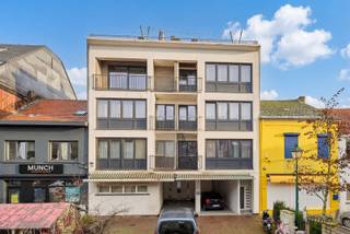 In hartje Leopoldsburg vind je deze gerenoveerde dakduplex. Dit appartement strekt zich uit over de 3e en 4e verdieping.Er is een lift aanwezig. Op...