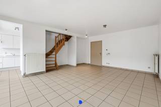 Duplex-appartement in hartje Roeselare met mogelijkheid tot aankoop van ondergrondse parkeerplaats.<br /><br /><strong>Indeling:</strong><br />Ruime inkomhal, gastentoilet &amp; vestiaire.<br />Woonkamer - ingerichte keuken &amp; berging met wasplaats.<br />Terras met zicht tot aan de markt.<br /><br />Badkamer met ligbad en douche.<br />2 slaapkamers met terras.<br />Via de trap in de living komen we in de derde ruime slaapkamer/praktijk/polyvalente ruimte met berging &amp; technieken.<br /><br />Kelderberging.<br /><br /><strong>Details:</strong><br />- cv op aardgas<br />- ideale ligging in het centrum<br />- onmiddellijk beschikbaar<br />- er is mogelijkheid tot aankoop van een ondergrondse parkeerplaats met uitrit vooraan de Albrecht Rodenbachstraat.<br /><br /><strong>Contact:</strong><br />Voor meer informatie of een bezoek, contacteer Stijn op 0491 61 42 19 of info@stijndebusschere.be.<br /> 