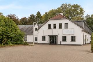 Een kantoor gebouw met veel mogelijkheden en parking!
Ligging:
Een strategischere ligging is nauwelijks denkbaar: met de oprit en afrit vlak om de hoek is de bereikbaarheid optimaal. Gelegen op de as tussen Antwerpen en Gent.
Indeling:
Het gebouw is uitermate geschikt voor gebruik als kantoorgebouw, met meerdere vergaderruimtes, een royale stockagezone, een aangename buitenruimte en een ruime parking. De inkomhal met centrale trappenhal leidt je naar de eerste verdieping. Op het gelijkvloers bevindt zich een grote polyvalente ruimte met open bar. Verder door kom je in het achterste gedeelte met een ruime keuken en bureau's. Aansluitend is er nog een zeer grote kantoorruimte beschikbaar.
Op de eerste verdieping bevindt zich het sanitair blok, samen met een grote open ruimte die momenteel is opgedeeld, maar volledig kan worden heringericht. Het kantoor is uitgerust met 3 laadpalen en 3 afgesloten garageboxen.
Het kantoor is uitgerust met 3 laadpalen en 3 afgesloten garageboxen.
Er zijn geen vaste kosten voorzien!